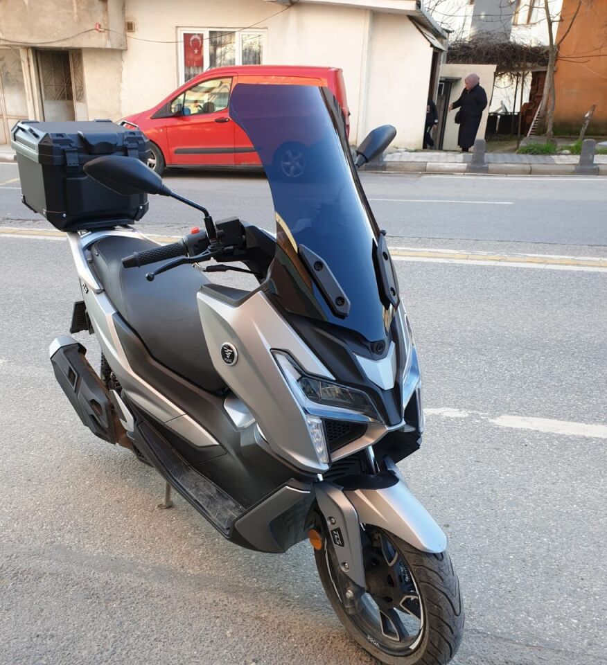 MOTOCAM Voge SR1 Ön Cam 2023-2026 Model 62cm Siyah Renkli 4mm ORTA BOYLU