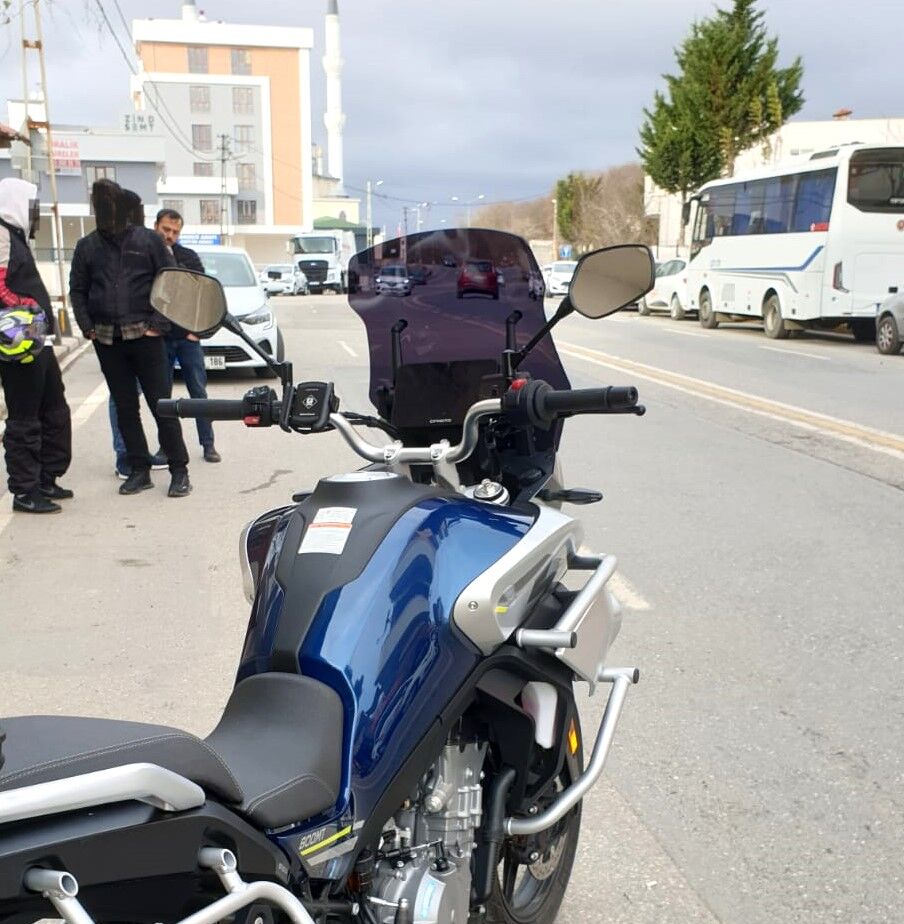 MOTOCAM CF Moto 800 MT Ön Cam 2019-2026-2026 Model 57cm Siyah Renkli 4mm