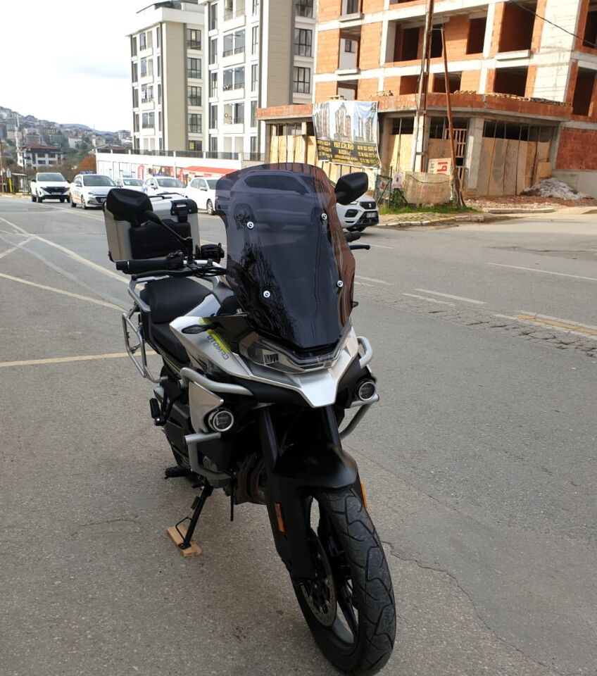 MOTOCAM CF Moto 800 MT Ön Cam 2019-2026-2026 Model 57cm Siyah Renkli 4mm