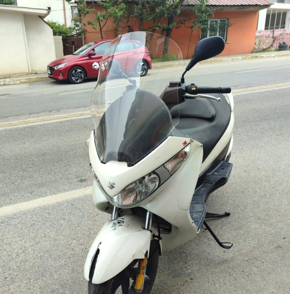 MOTOCAM Suzuki Burgman 125 Ön Cam 2006-2013 Model 61cm Şeffaf Renkli 4mm