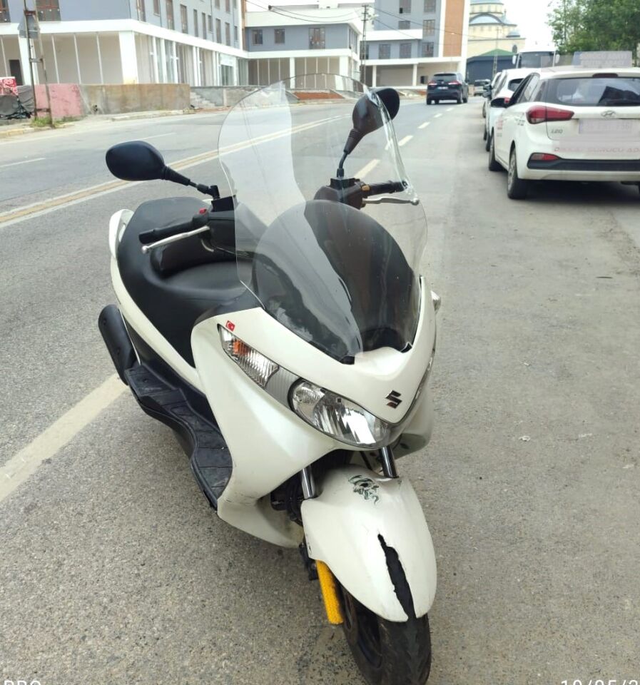 MOTOCAM Suzuki Burgman 125 Ön Cam 2006-2013 Model 61cm Şeffaf Renkli 4mm