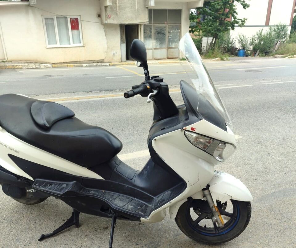 MOTOCAM Suzuki Burgman 125 Ön Cam 2006-2013 Model 61cm Şeffaf Renkli 4mm