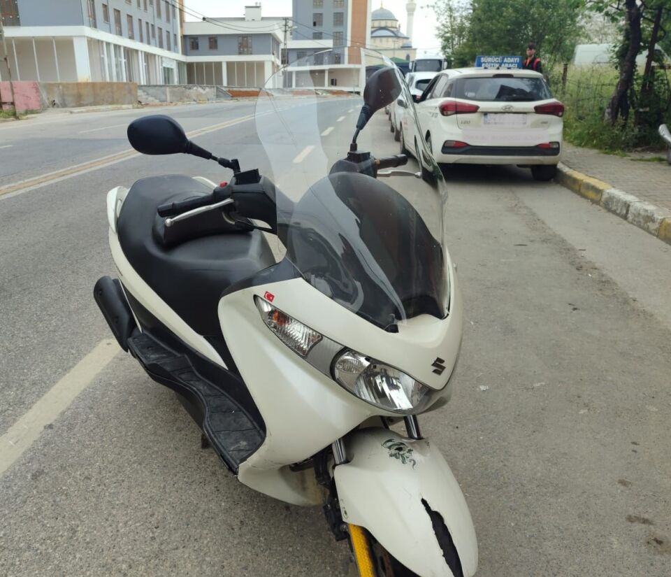 MOTOCAM Suzuki Burgman 125 Ön Cam 2006-2013 Model 61cm Şeffaf Renkli 4mm