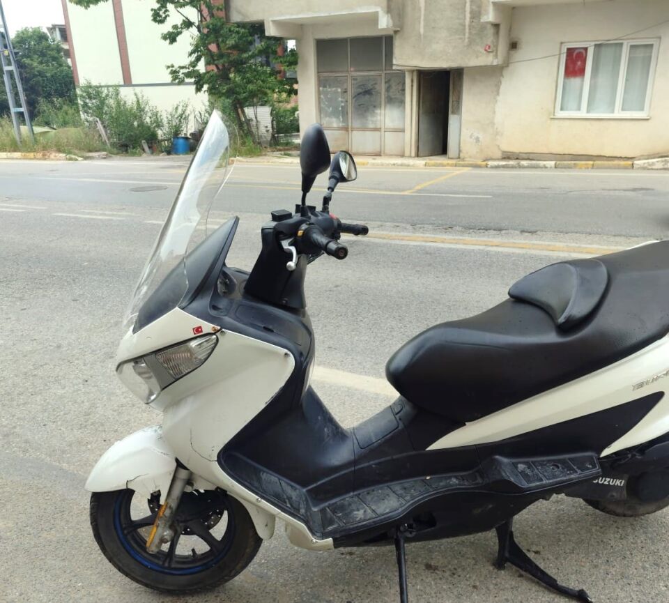 MOTOCAM Suzuki Burgman 125 Ön Cam 2006-2013 Model 61cm Şeffaf Renkli 4mm