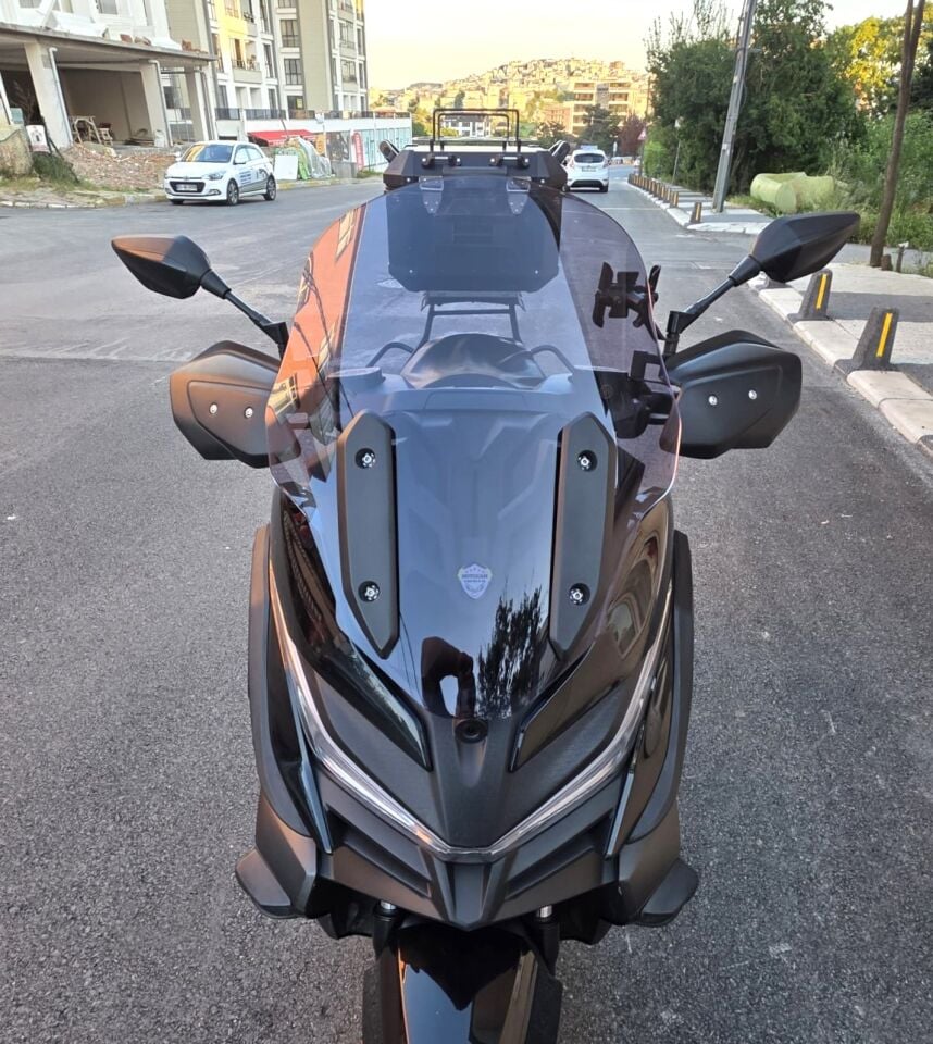 MOTOCAM Voge SR4 Ön Cam 2022-2026 Model 54cm Füme Renkli 4mm ORİJİNAL BOYLU