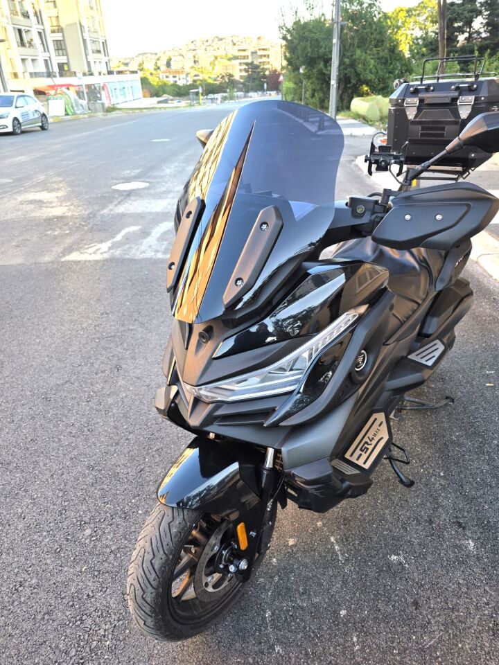 MOTOCAM Voge SR4 Ön Cam 2022-2026 Model 54cm Siyah Renkli 4mm ORİJİNAL BOYLU