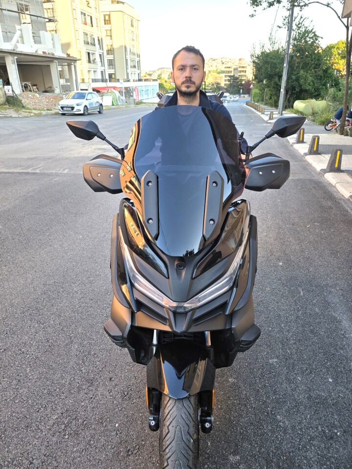 MOTOCAM Voge SR4 Ön Cam 2022-2026 Model 54cm Siyah Renkli 4mm ORİJİNAL BOYLU