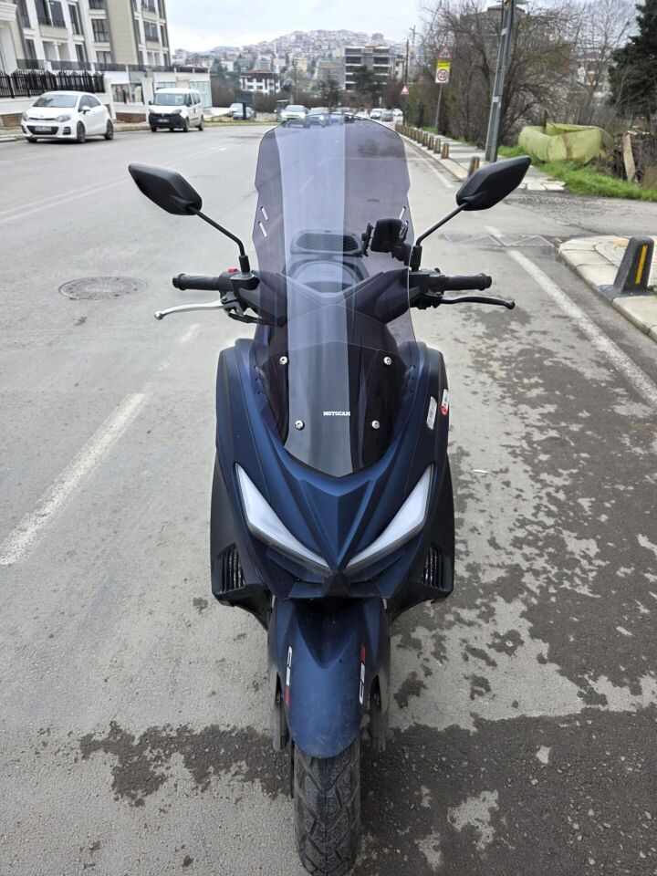 MOTOCAM Arora Max T Easy 125 Ön Cam 2022-2026 Model 65cm Füme Renkli 4mm ORTA BOYLU