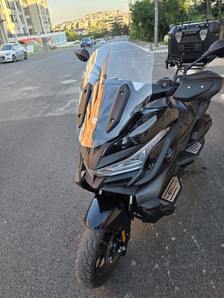 MOTOCAM Voge SR4 Ön Cam 2022-2026 Model 54cm Şeffaf Renkli 4mm ORİJİNAL BOYLU