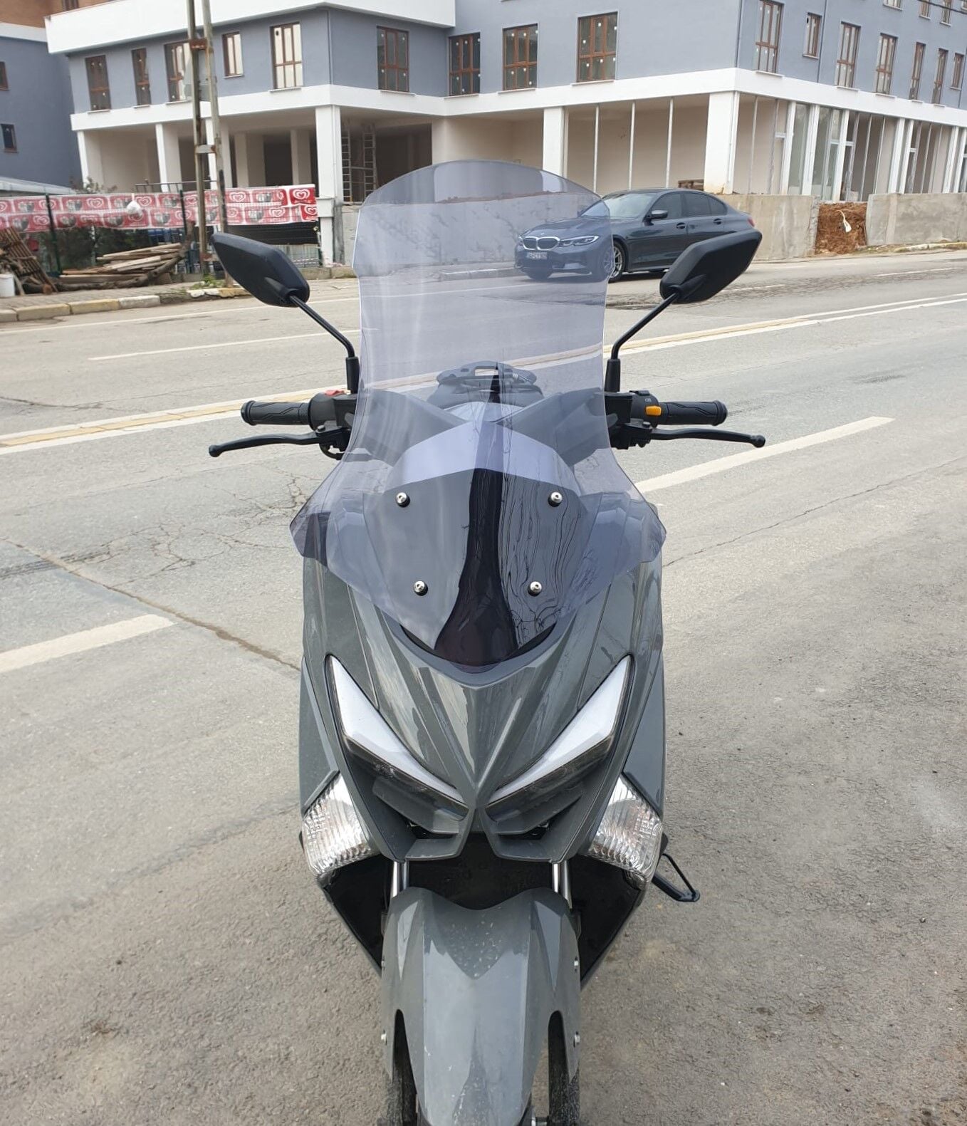 MOTOCAM Volta Apec Apx5 Ön Cam 2023-2026 Model 57cm Füme Renkli 4mm SPORTİF