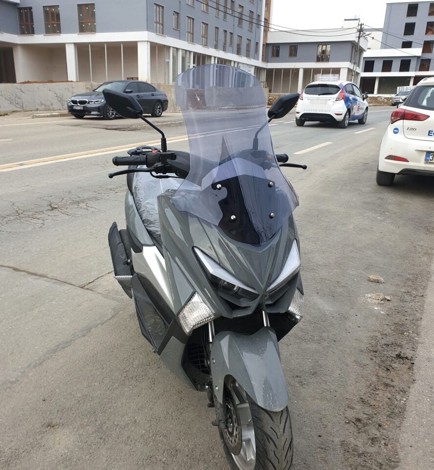 MOTOCAM Volta Apec Apx5 Ön Cam 2023-2026 Model 57cm Füme Renkli 4mm SPORTİF