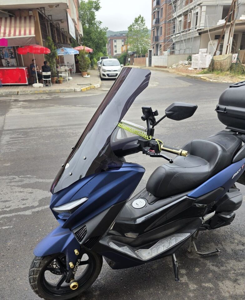 MOTOCAM Arora Max T Easy 125 Ön Cam 2022-2026 Model 78cm Siyah Renkli 4mm UZUN
