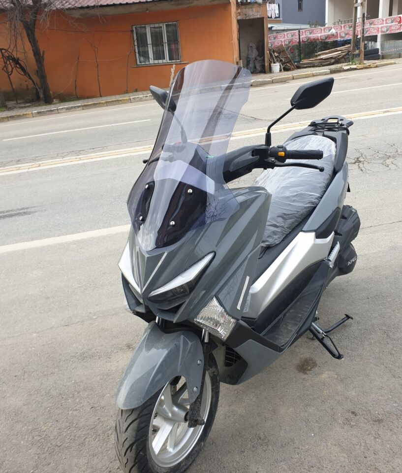 MOTOCAM Volta Apec Apx5 Ön Cam 2023-2026 Model 68cm Füme Renkli 4mm ORTA BOYLU