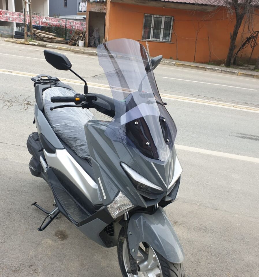 MOTOCAM Volta Apec Apx5 Ön Cam 2023-2026 Model 68cm Füme Renkli 4mm ORTA BOYLU