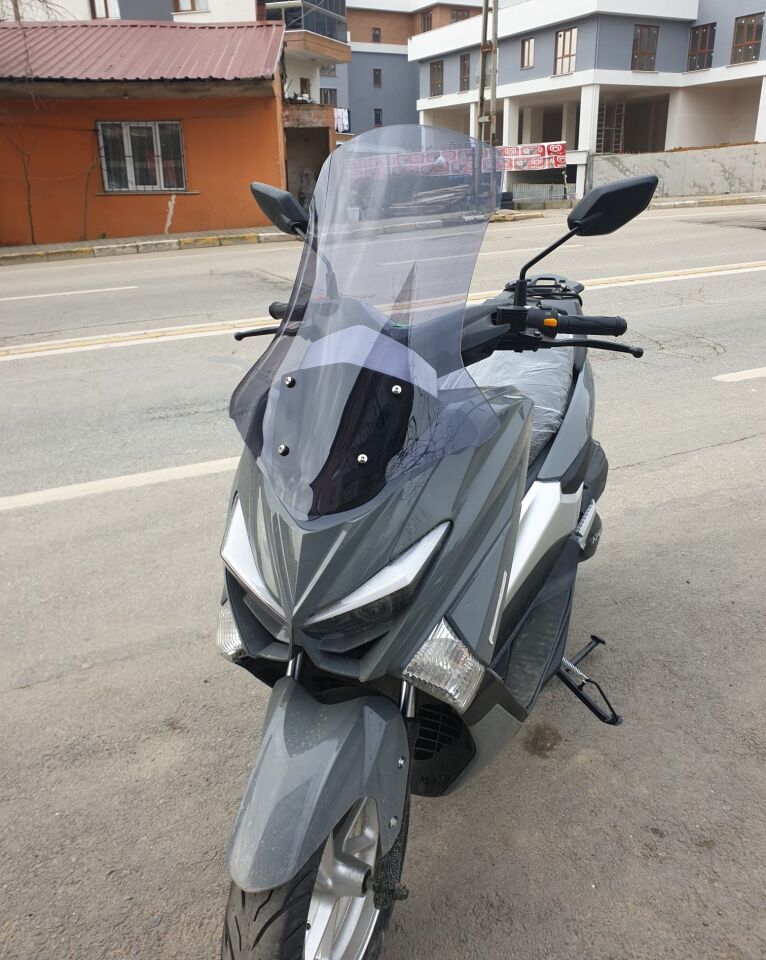 MOTOCAM Volta Apec Apx5 Ön Cam 2023-2026 Model 68cm Füme Renkli 4mm ORTA BOYLU