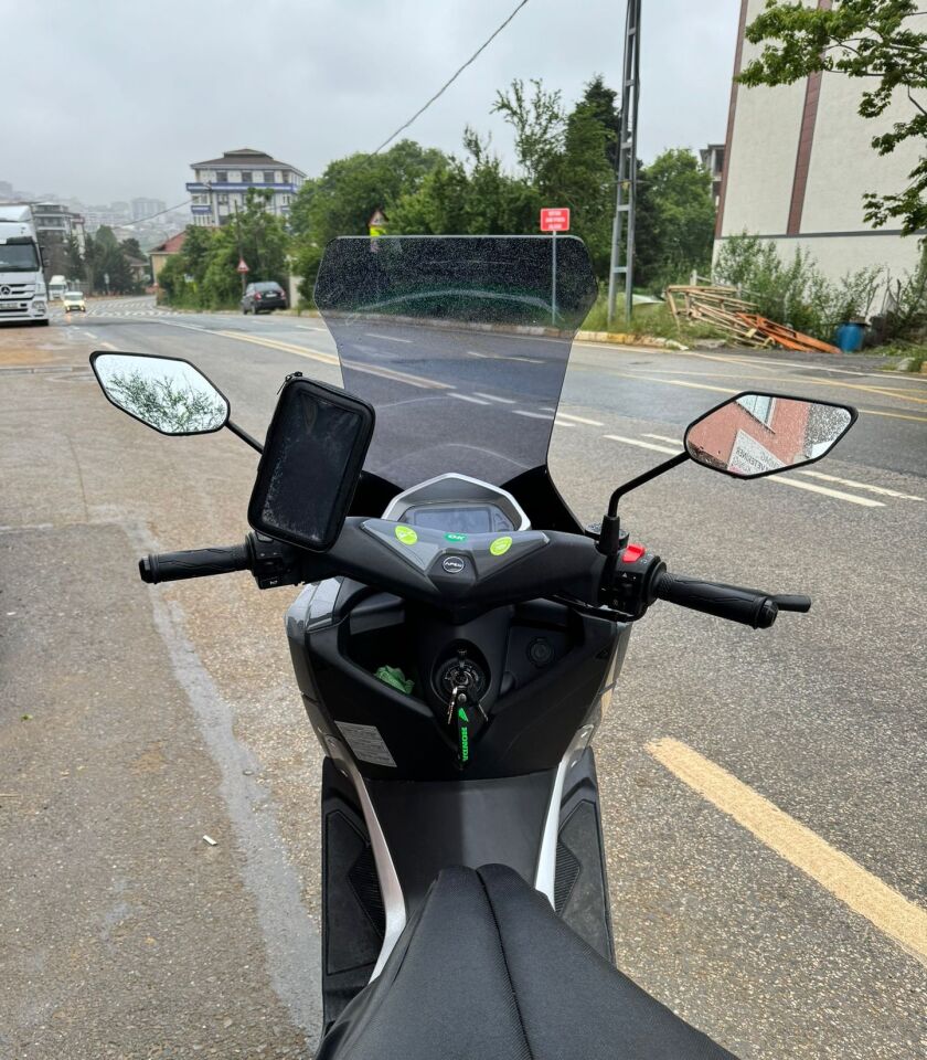 MOTOCAM Volta Apec Apx5 Ön Cam 2023-2026 Model 78cm Füme Renkli 4mm UZUN