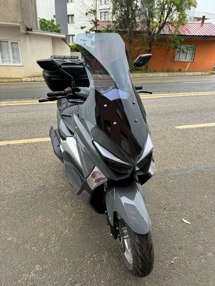 MOTOCAM Volta Apec Apx5 Ön Cam 2023-2026 Model 78cm Füme Renkli 4mm UZUN