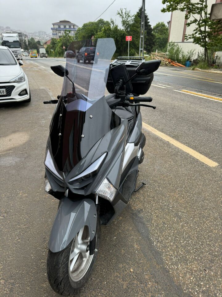 MOTOCAM Volta Apec Apx5 Ön Cam 2023-2026 Model 78cm Füme Renkli 4mm UZUN