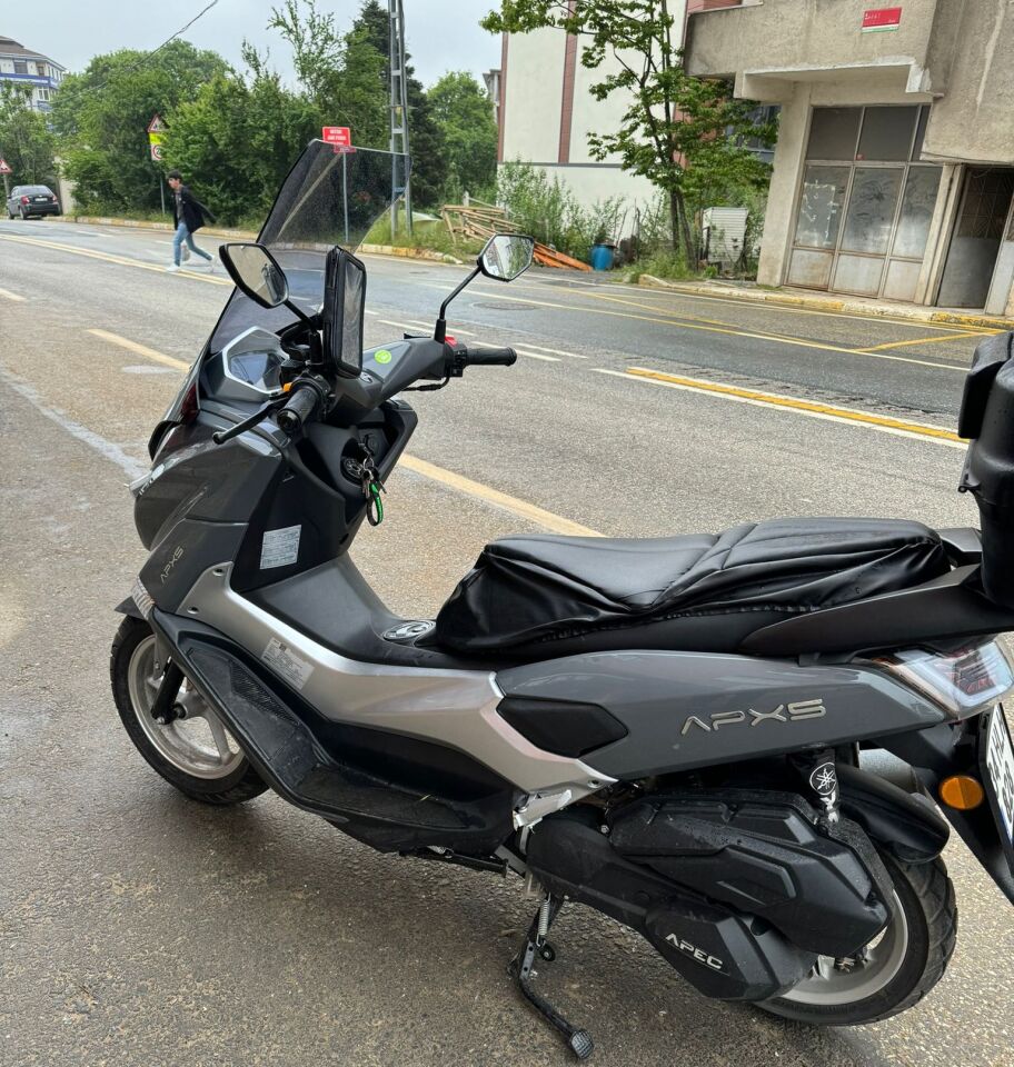 MOTOCAM Volta Apec Apx5 Ön Cam 2023-2026 Model 78cm Füme Renkli 4mm UZUN