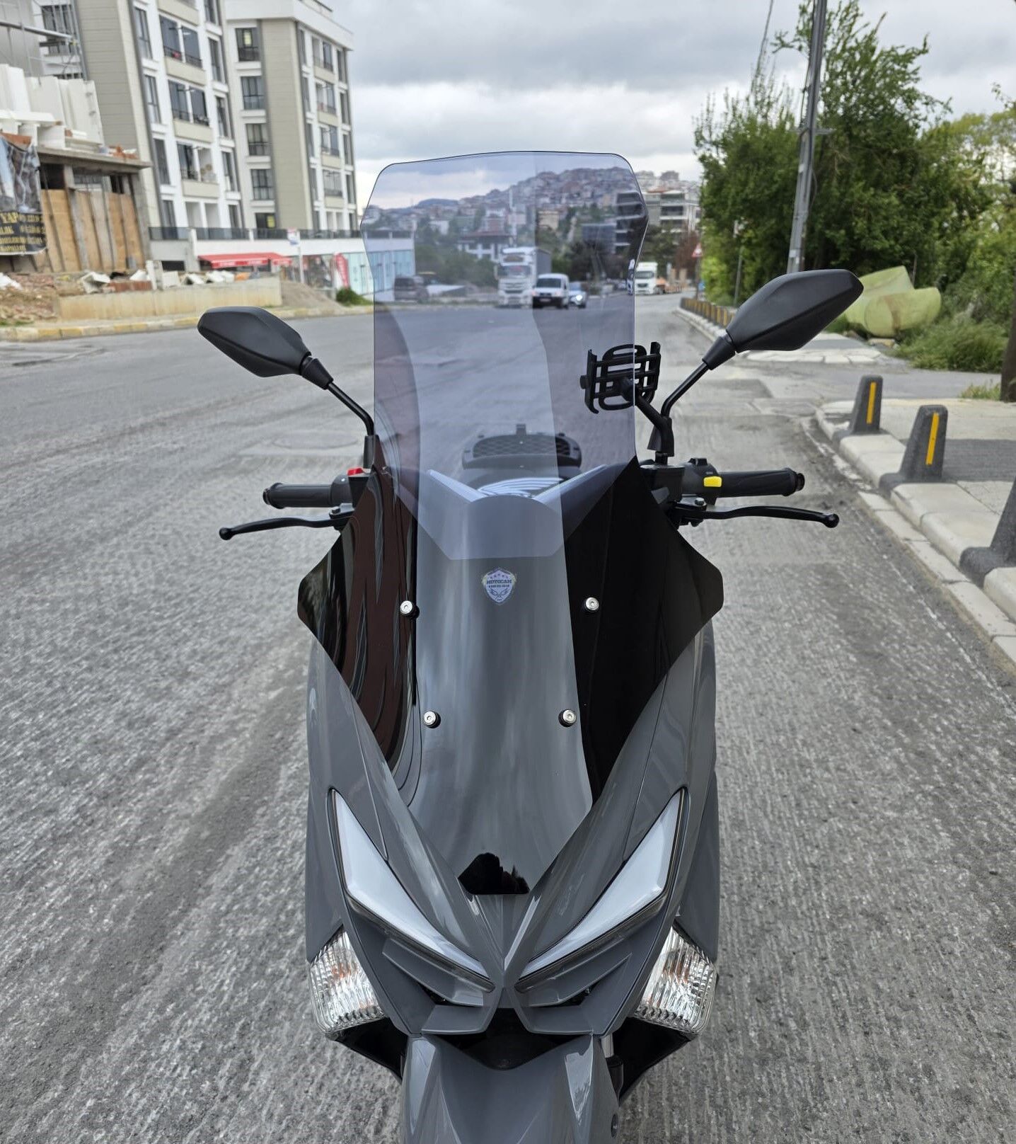 MOTOCAM Volta Apec Apx5 Ön Cam 2023-2026 Model 78cm Füme Renkli 4mm UZUN