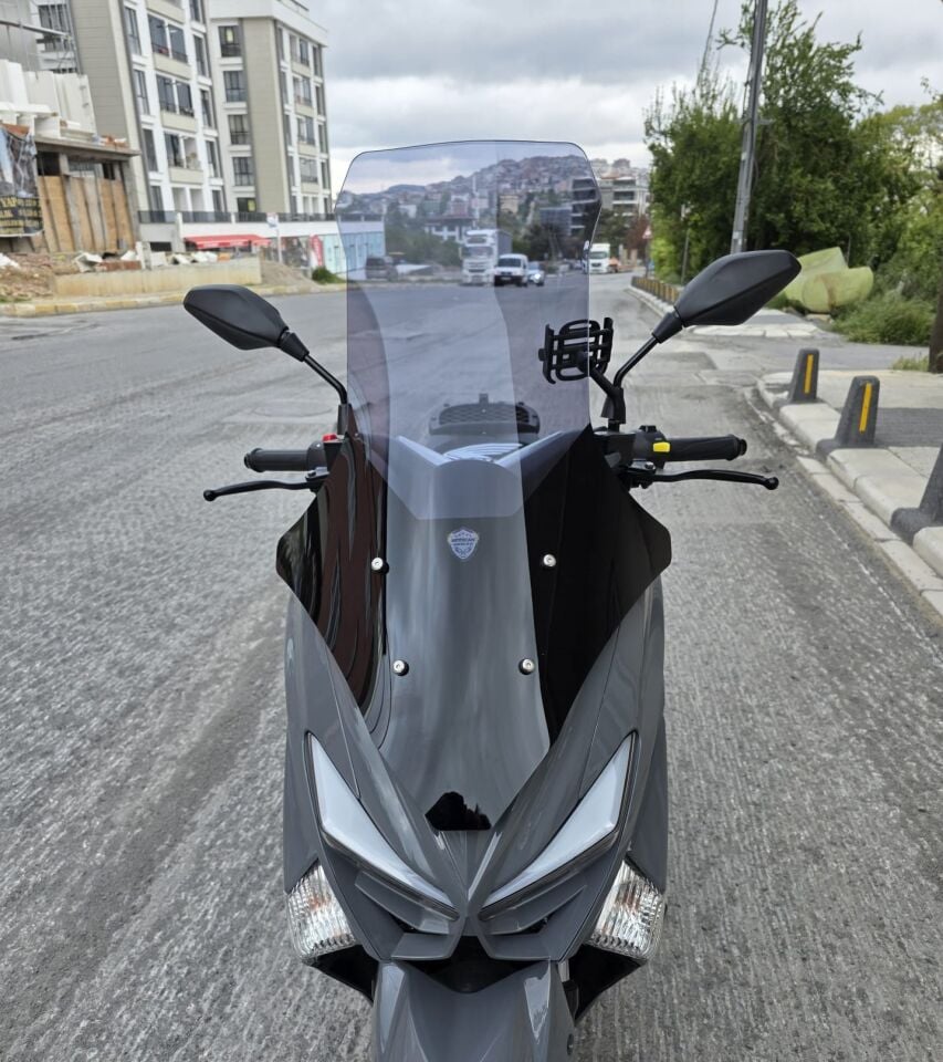 MOTOCAM Volta Apec Apx5 Ön Cam 2023-2026 Model 78cm Füme Renkli 4mm UZUN