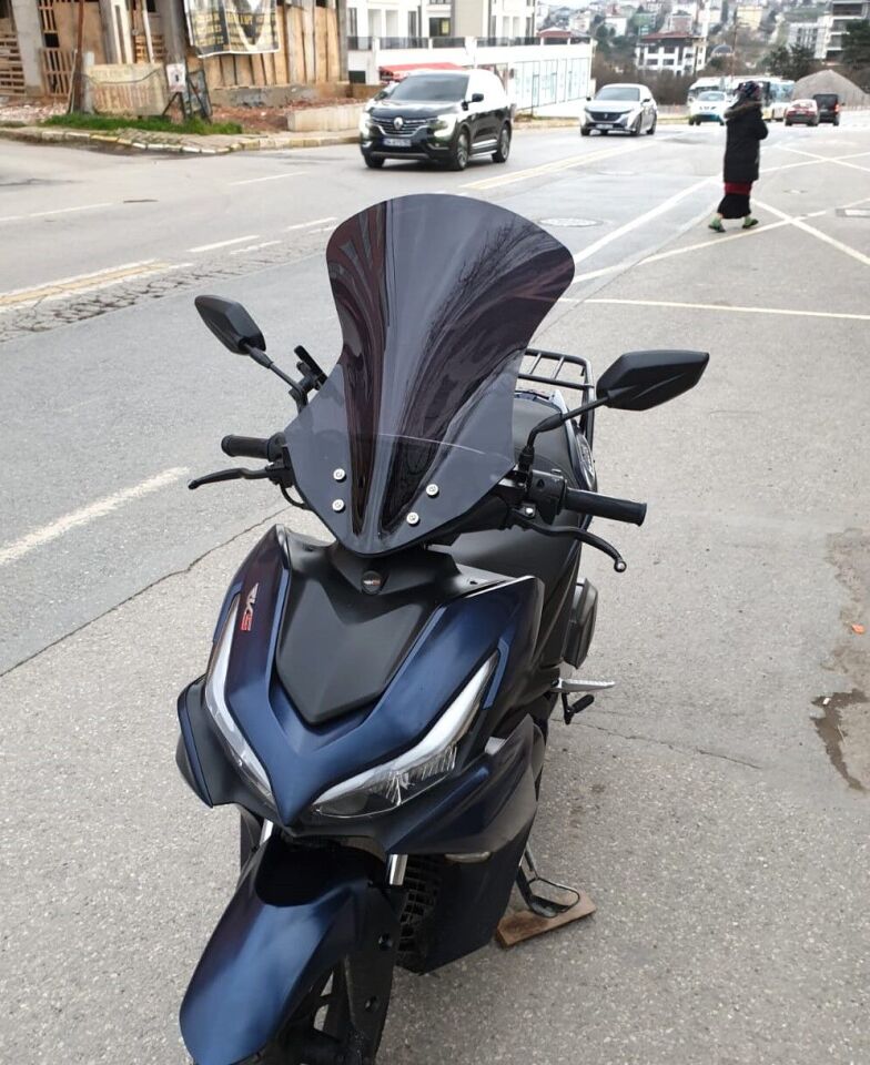 MOTOCAM Küba Vizy 50 Ön Cam 2025-2026 Model 54cm Siyah Renkli Sportif Model