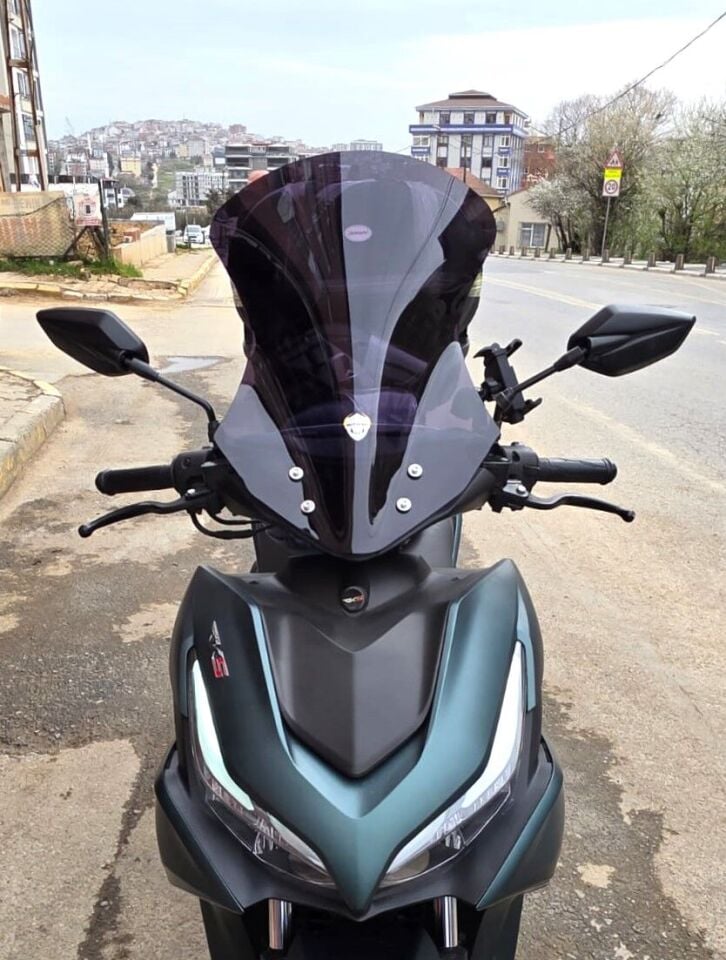 MOTOCAM Küba Vizy 50 Ön Cam 2025-2026 Model 54cm Siyah Renkli Sportif Model