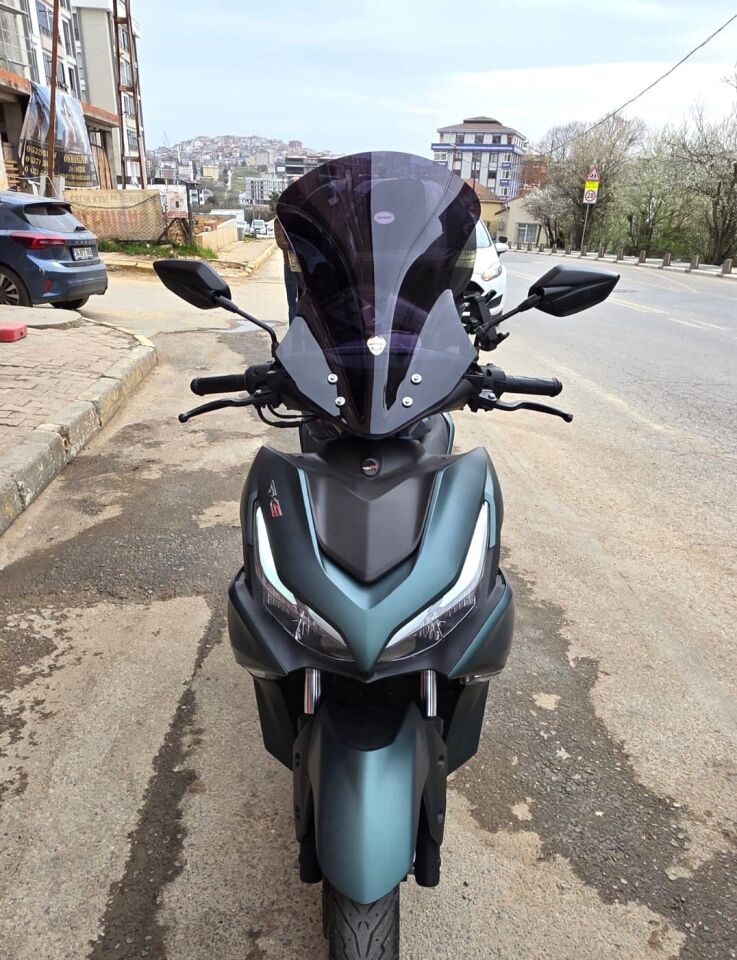 MOTOCAM Küba Vizy 50 Ön Cam 2025-2026 Model 54cm Siyah Renkli Sportif Model