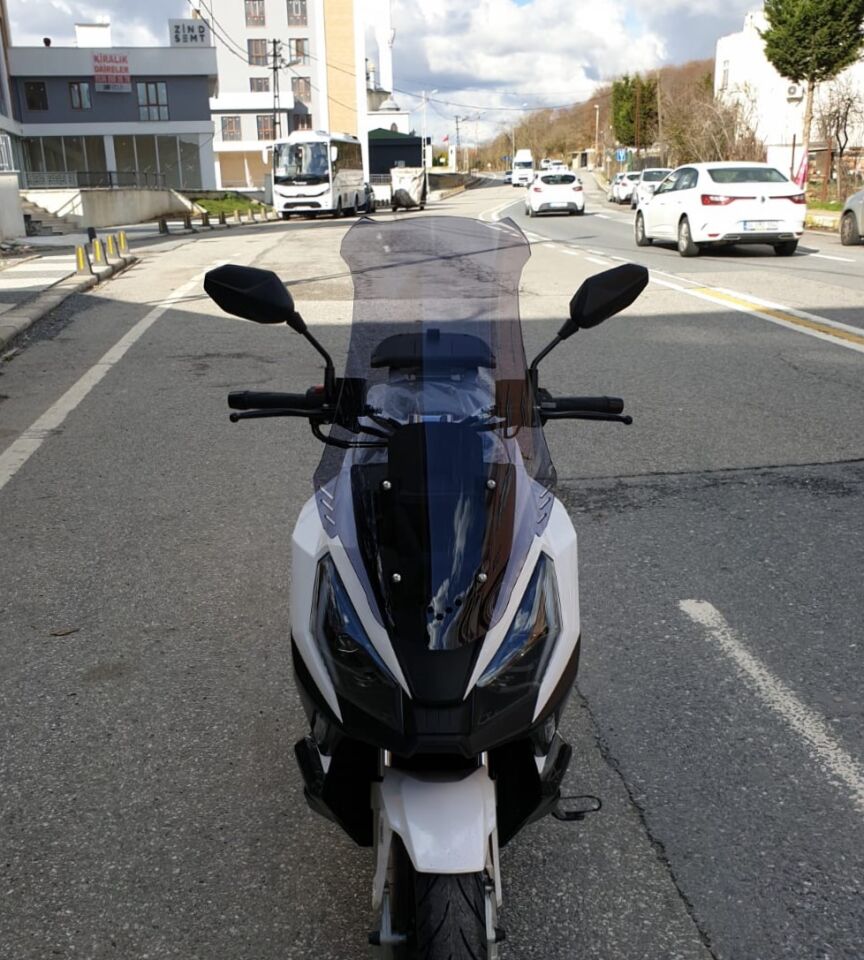 MOTOCAM Volta Apec Apx7 Ön Cam 2025-2026 Model 68cm Füme Renkli 4mm ORTA BOYLU
