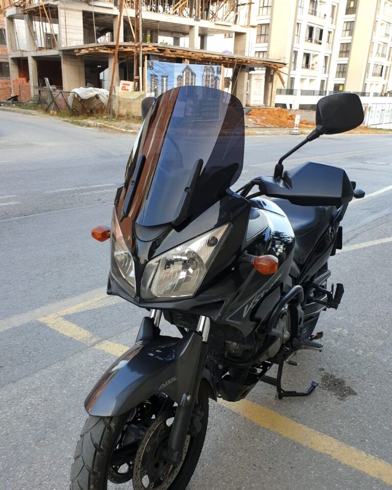 MOTOCAM Suzuki V-strom DL 650 Ön Cam 2004-2010 Model 45cm Siyah Renkli 4mm