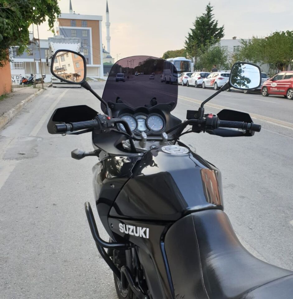 MOTOCAM Suzuki V-strom DL 650 Ön Cam 2004-2010 Model 45cm Siyah Renkli 4mm