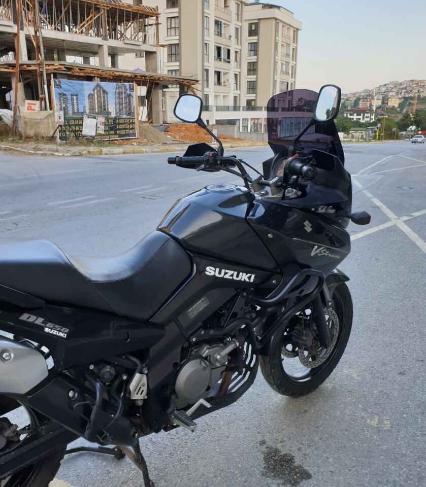 MOTOCAM Suzuki V-strom DL 650 Ön Cam 2004-2010 Model 45cm Siyah Renkli 4mm