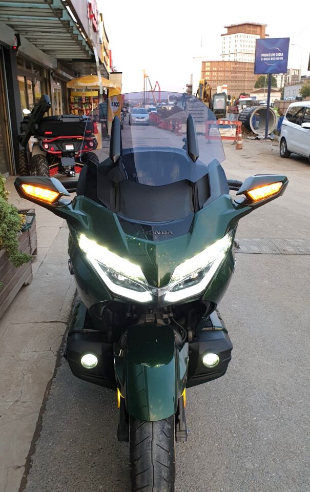 MOTOCAM Honda Goldwing Bagger Ön Cam 2018-2023 Model 38cm Füme Renkli 4mm ORTA BOYLU