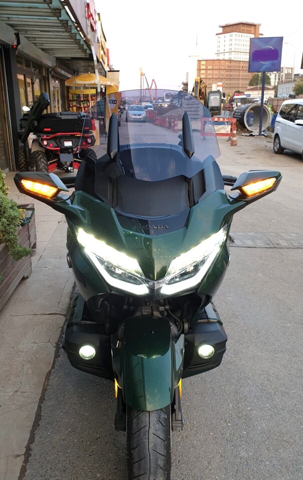 MOTOCAM Honda Goldwing Bagger Ön Cam 2018-2023 Model 38cm Füme Renkli 4mm ORTA BOYLU