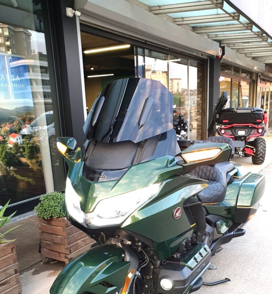 MOTOCAM Honda Goldwing Bagger Ön Cam 2018-2023 Model 38cm Siyah Renkli 4mm ORTA BOYLU