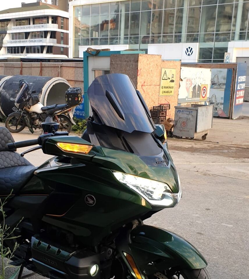 MOTOCAM Honda Goldwing Bagger Ön Cam 2018-2023 Model 38cm Siyah Renkli 4mm ORTA BOYLU