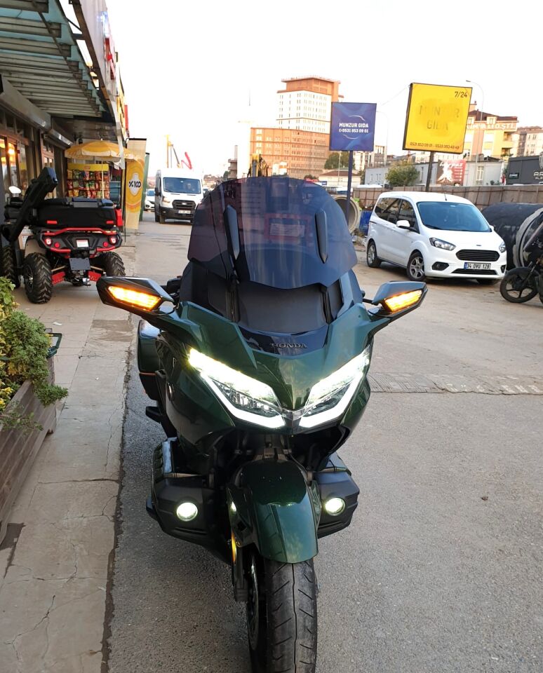MOTOCAM Honda Goldwing Bagger Ön Cam 2018-2023 Model 38cm Siyah Renkli 4mm ORTA BOYLU