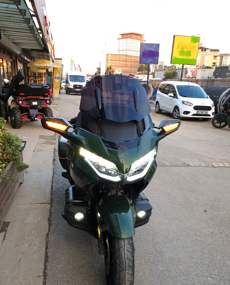 MOTOCAM Honda Goldwing Bagger Ön Cam 2018-2023 Model 38cm Siyah Renkli 4mm ORTA BOYLU
