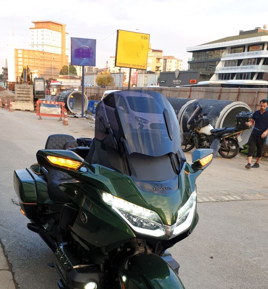 MOTOCAM Honda Goldwing Bagger Ön Cam 2018-2023 Model 38cm Siyah Renkli 4mm ORTA BOYLU