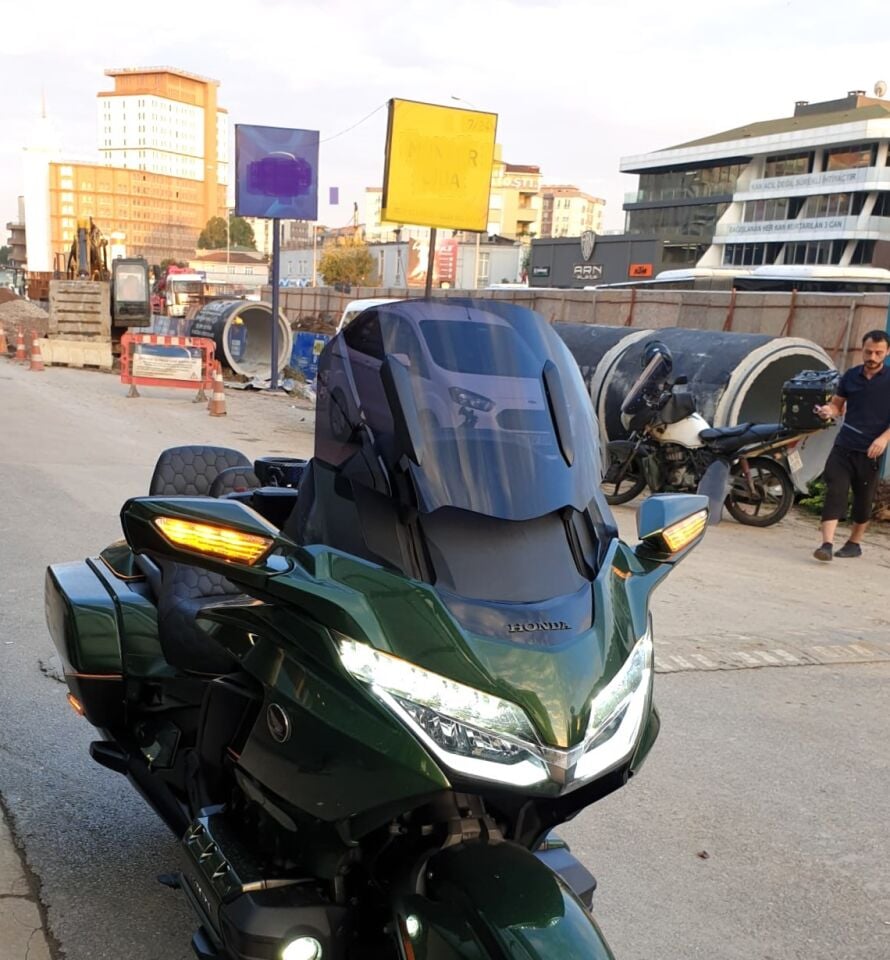 MOTOCAM Honda Goldwing Bagger Ön Cam 2018-2023 Model 38cm Siyah Renkli 4mm ORTA BOYLU