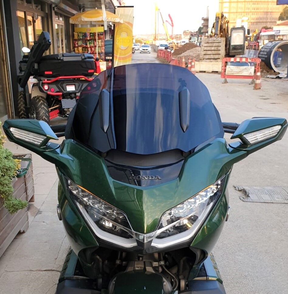 MOTOCAM Honda Goldwing Bagger Ön Cam 2018-2023 Model 38cm Siyah Renkli 4mm ORTA BOYLU