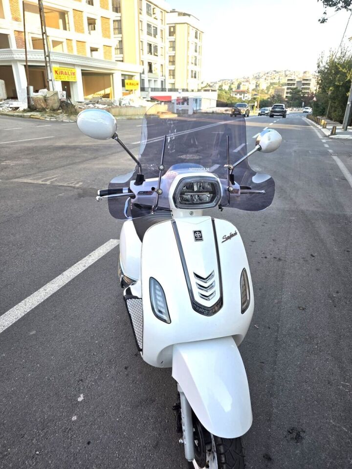 MOTOCAM Arora Safari 125 Ön Cam 2021-2026 Model 37cm Füme Renkli 4mm Elcikli APARATSIZ