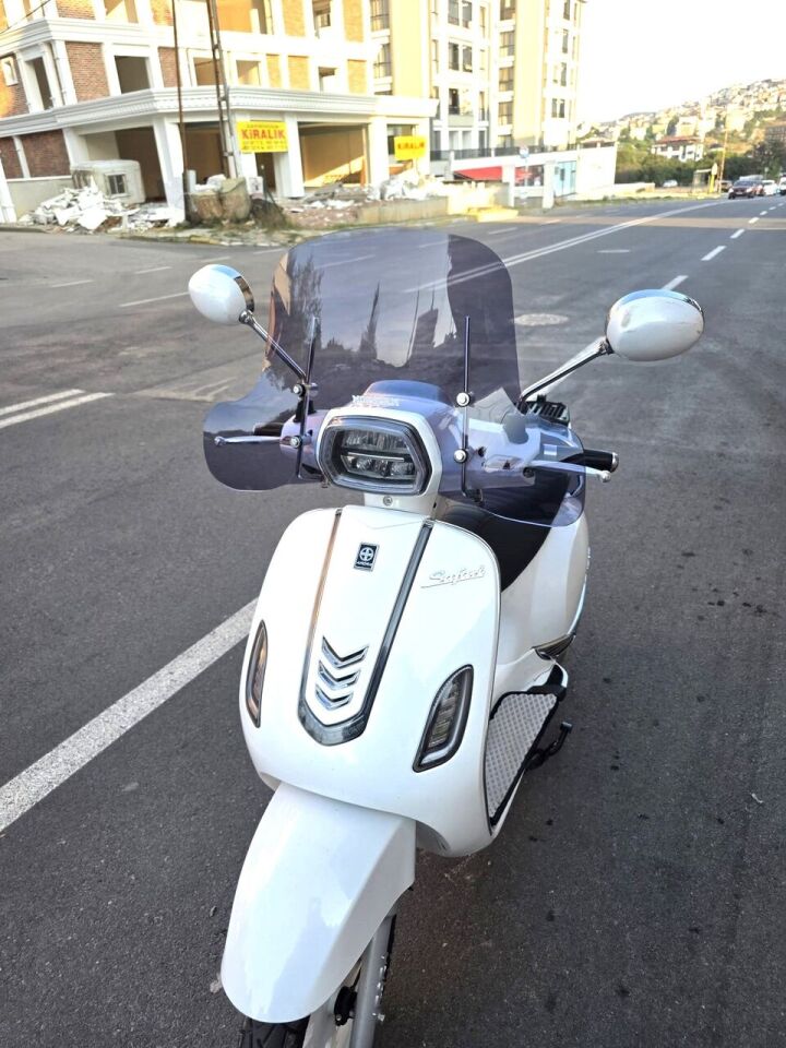MOTOCAM Arora Safari 125 Ön Cam 2021-2026 Model 37cm Füme Renkli 4mm Elcikli APARATSIZ