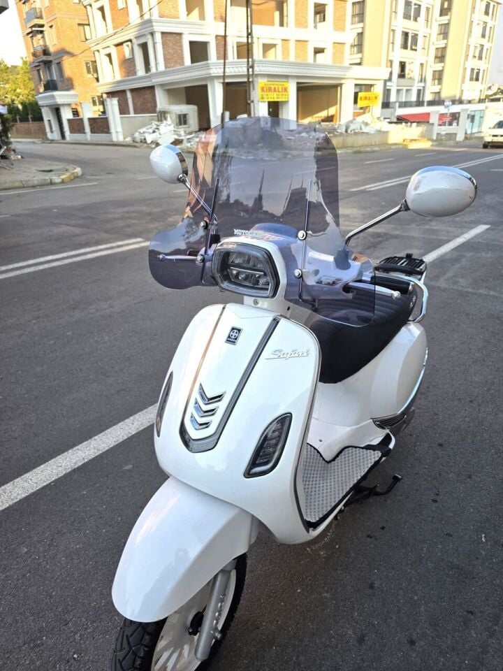 MOTOCAM Arora Safari 125 Ön Cam 2021-2026 Model 37cm Füme Renkli 4mm Elcikli APARATSIZ