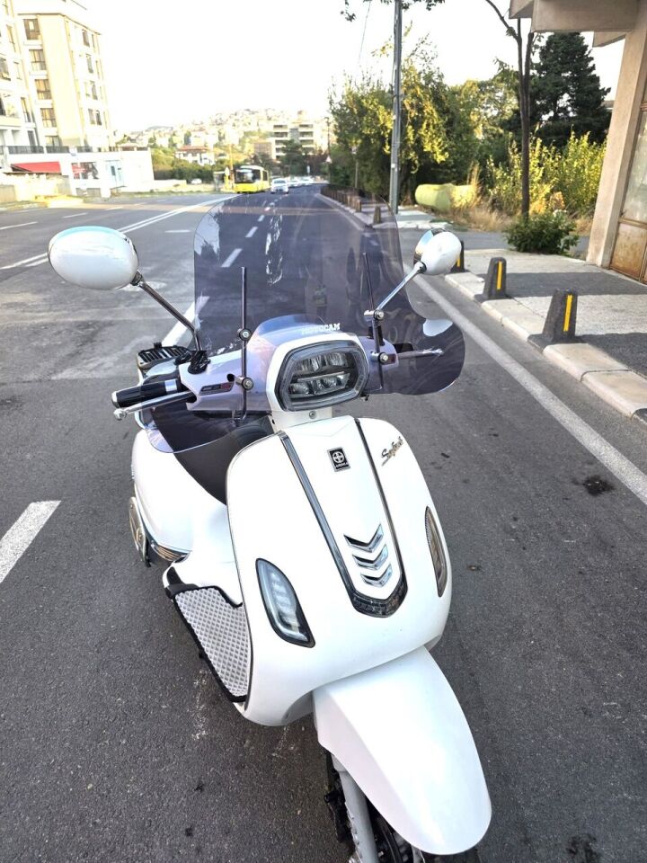MOTOCAM Arora Safari 125 Ön Cam 2021-2026 Model 37cm Füme Renkli 4mm Elcikli APARATSIZ