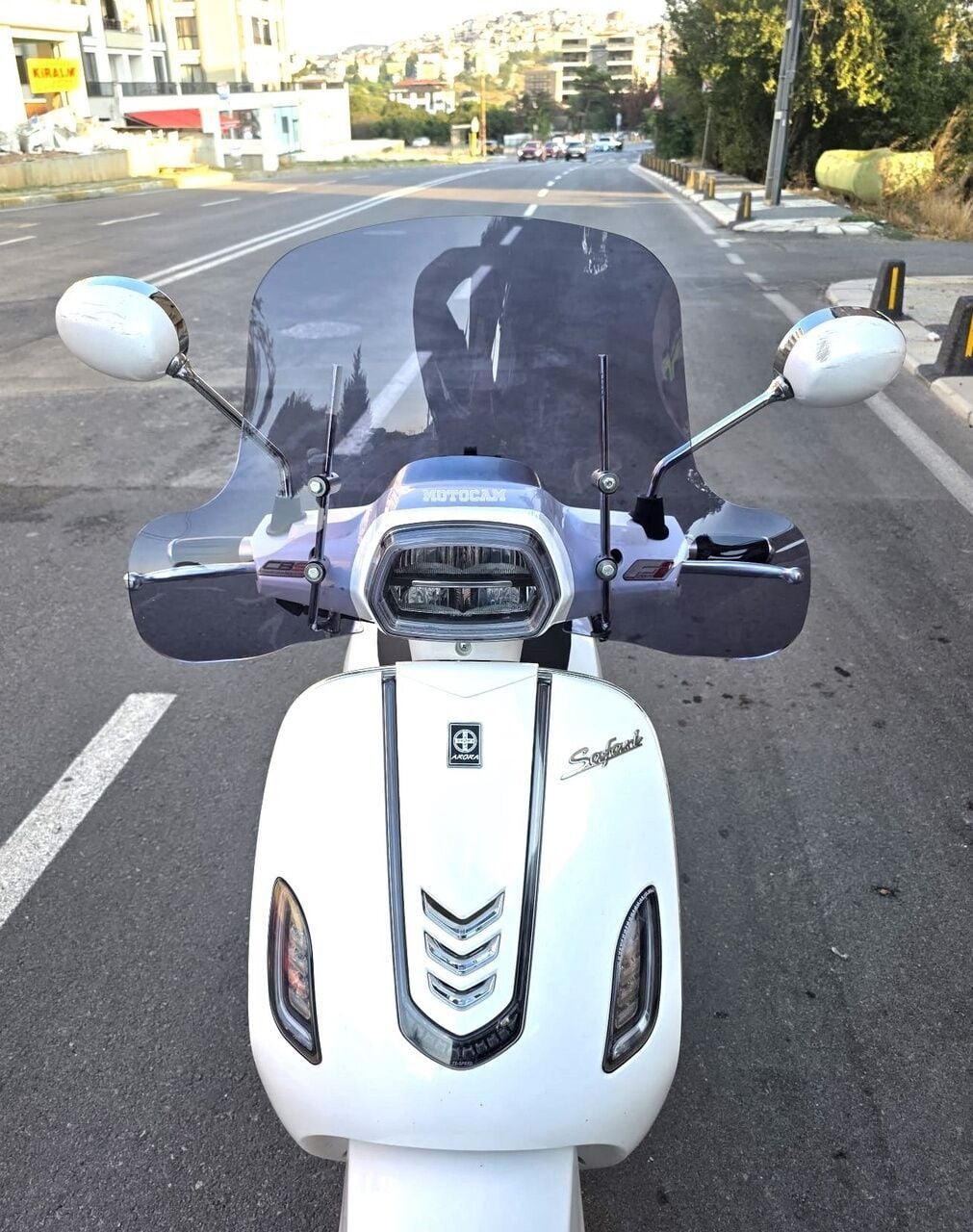 MOTOCAM Arora Safari 125 Ön Cam 2021-2026 Model 37cm Füme Renkli 4mm Elcikli APARATSIZ