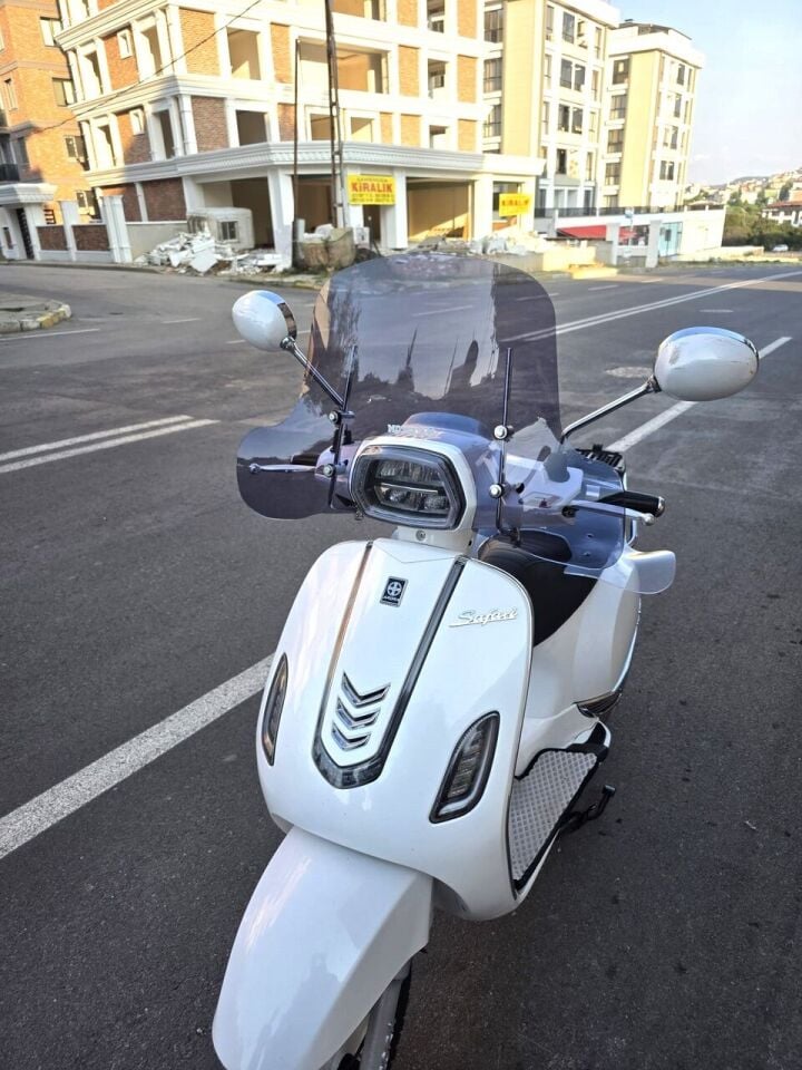 MOTOCAM Arora Safari 125 Ön Cam 2021-2026 Model 37cm Füme Renkli 4mm Elcikli APARATSIZ
