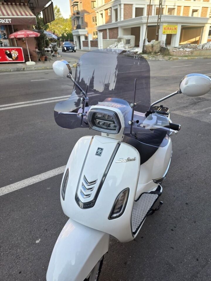 MOTOCAM Arora Safari 125 Ön Cam 2021-2026 Model 37cm Füme Renkli 4mm Elcikli APARATSIZ