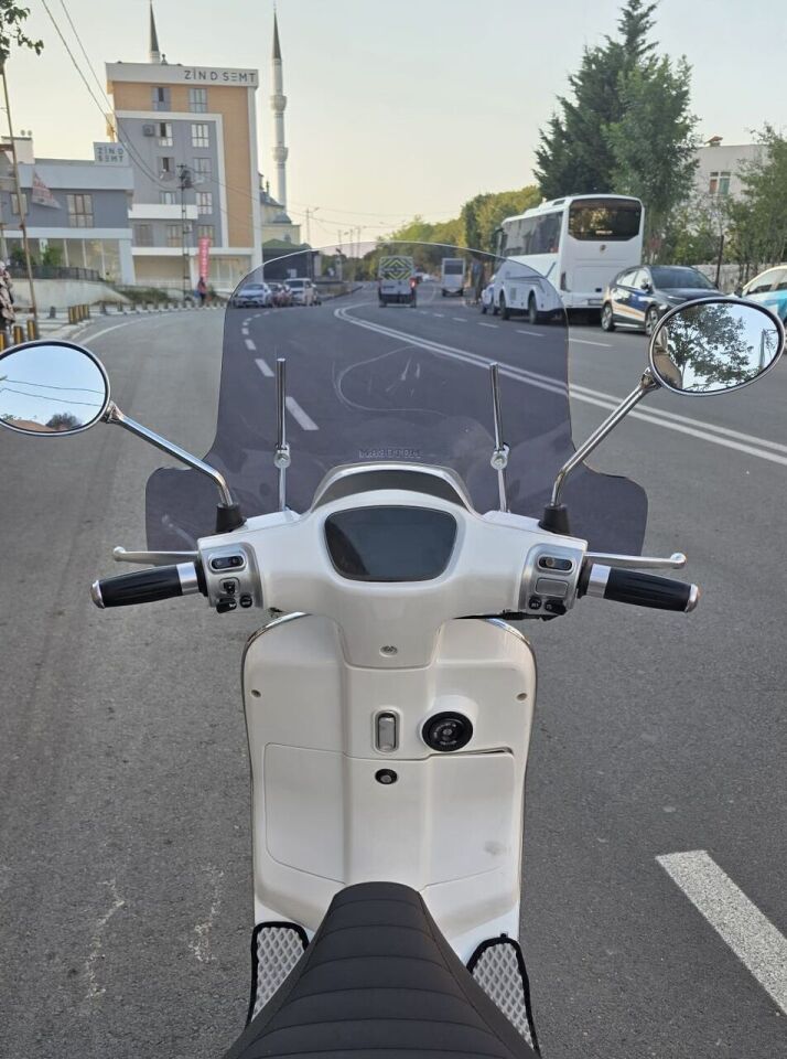 MOTOCAM Arora Safari 125 Ön Cam 2021-2026 Model 37cm Füme Renkli 4mm Elcikli APARATSIZ