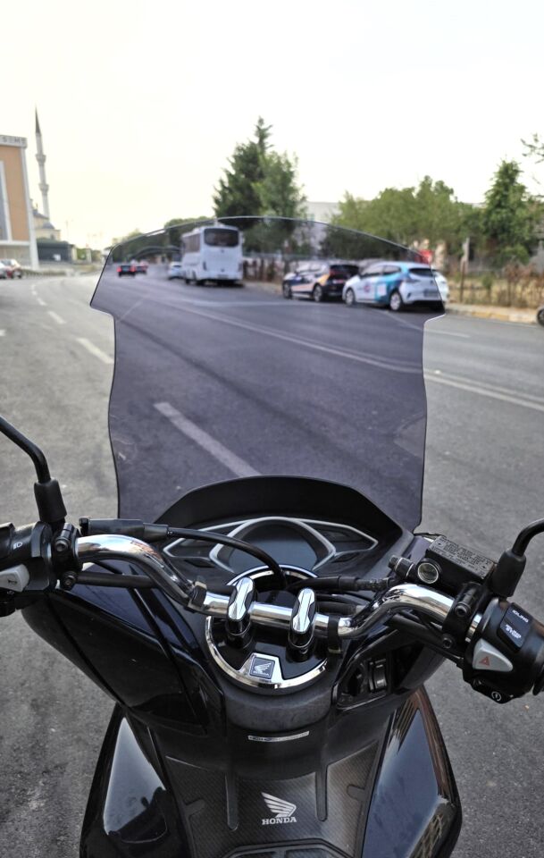 MOTOCAM Honda PCX Ön Cam 2018-2020 Model 65cm Füme Renkli 4mm ORTA BOYLU